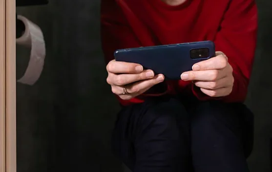 Kelamaan Scroll di Toilet? Ini Dampaknya yang Jarang Disadari