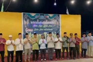 Wabup Biak  Numfor Tampil Bermain Harmonika, Hangatkan Malam Takbiran