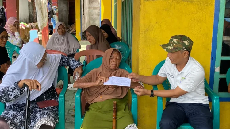 Wakil Bupati Kaur Serahkan Bantuan Kepada Korban Musibah Kebakaran