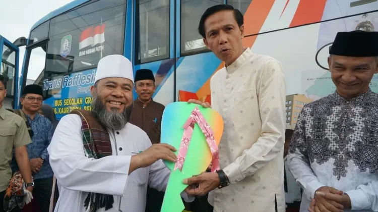 Pemprov Bengkulu Salurkan Bantuan Bis Sekolah ke Pemkab Kaur