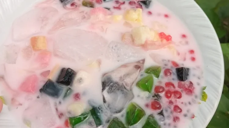 Tips Atasi Perut Kembung Minum Es saat Berbuka Puasa