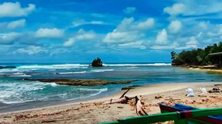 Pantai Way Hawang: Perpaduan Keindahan Alam Pantai dan Legenda yang Unik