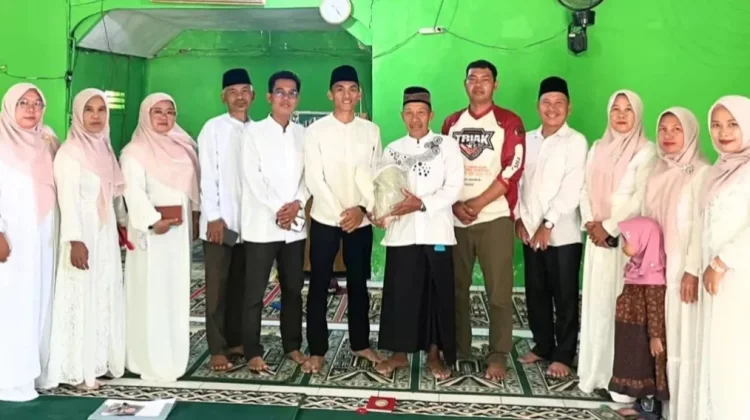 KUA Kecamatan Luas Salurkan Bantuan Mukenah