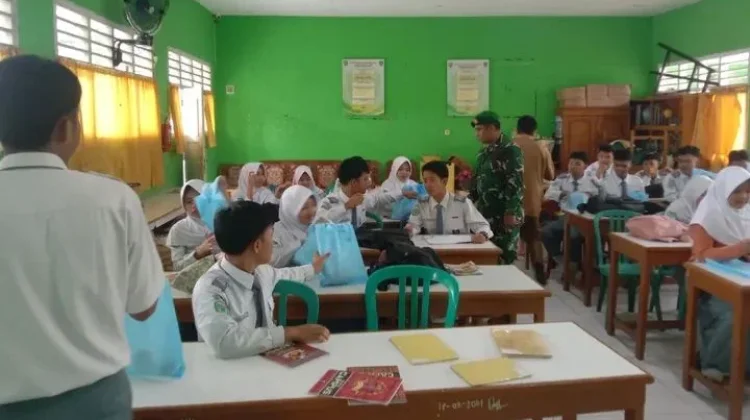 Personil Kodim Bengkulu Selatan Dampingi Penyaluran MBG