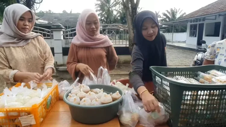 Wabup BS Berbagi Takjil di Halaman Rumah Dinas BS