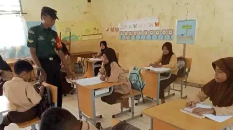 Babinsa Kaur Tengah Laksanakan Giat I love My Country di Sekolah