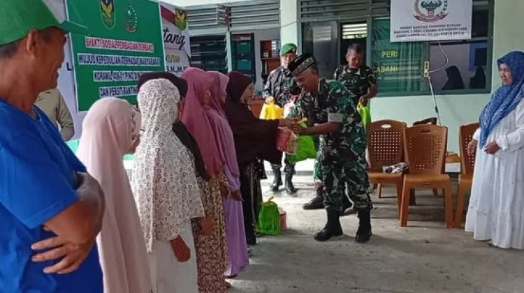 Danramil Pino Gelar Bakti Sosial Pembagian Sembako