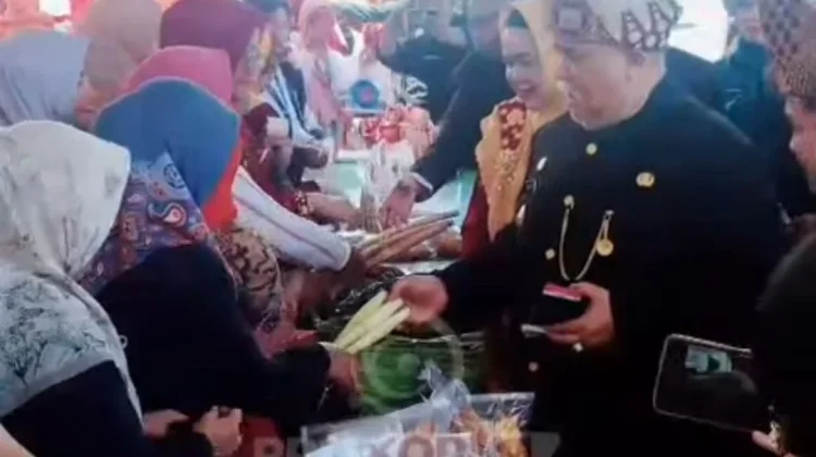Bupati BS Pantau Pasar Tani dalam Rangka HUT Kabupaten