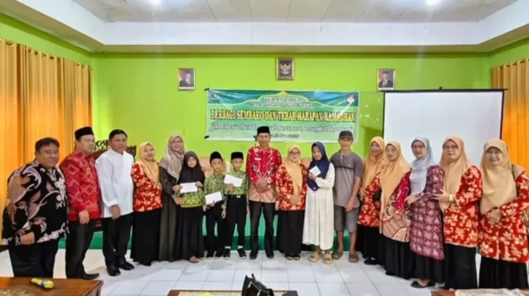 Kemenag Kaur Bersama DWP Salurkan Sembako dan THR