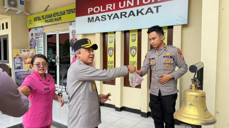 Kapolres Bersama Ketua Bhayangkari Kaur Bagikan Takjil di Pekan Terakhir Ramadan