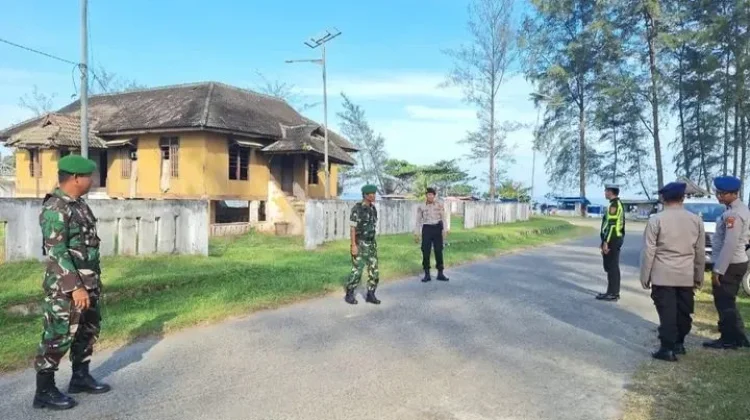 Babinsa Koramil Manna Aktif Amankan Pos Pengamanan Pasar Bawah