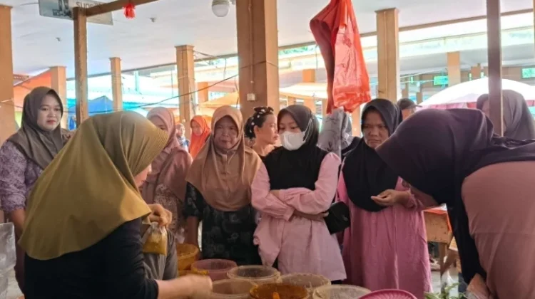 Jelang Idul Fitri Pedagang Bumbu Diserbu Pembeli