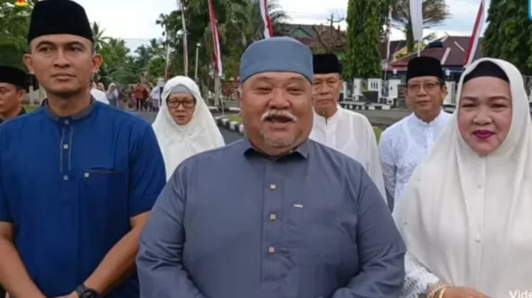 Bupati BS Sholat dan Jajaran Sholat Idul Fitri di Lapangan Sekundang