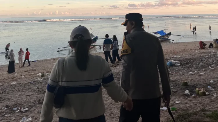 Kapolres Bersama Ketua Bhayangkari Kaur Pantau Keamanan Wisata Pantai Laguna saa