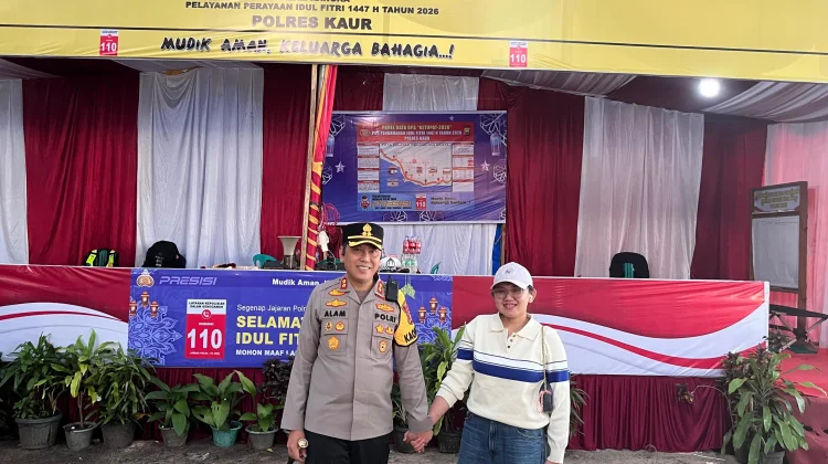 Kapolres dan Ketua Bhayangkari Kaur Berikan Bingkisan untuk Petugas Pos
