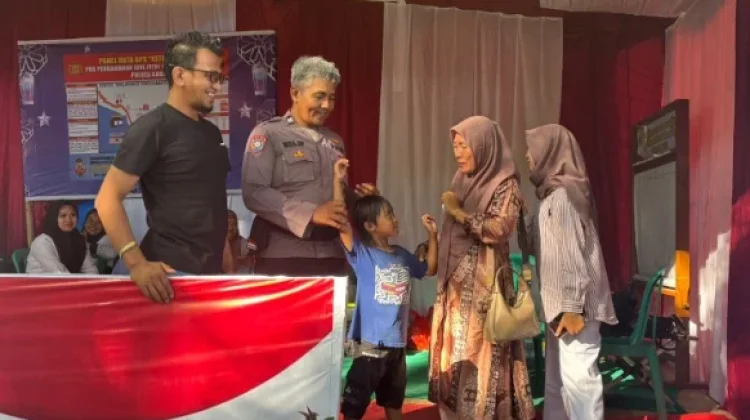 Polisi Sigap Amankan Anak Hilang di Pantai