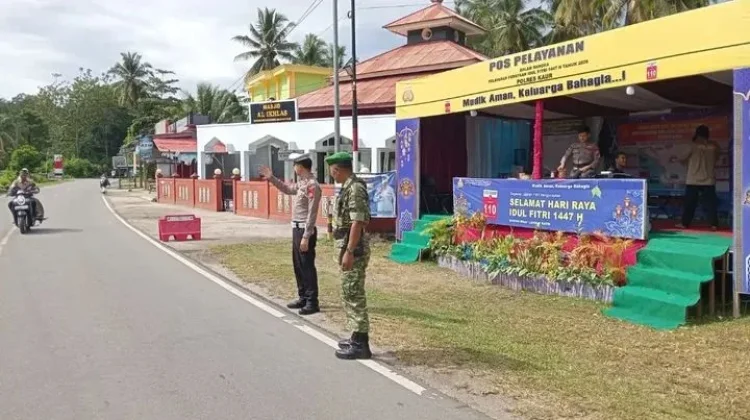 Babinsa Koramil Kaur Tengah Membantu Mengatur Kelancaran Lalin Lebaran