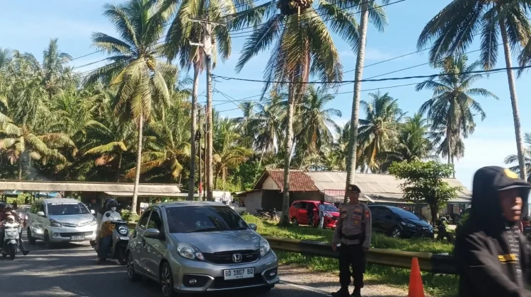 Penjual Ikan Asap di Pantai Tanjung Pandan Raup Jutaan Rupiah