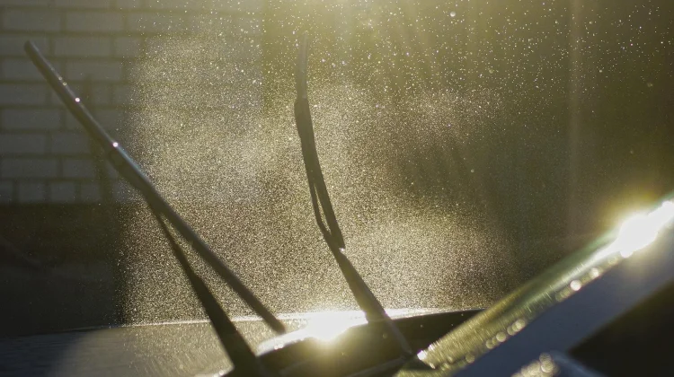 Berikut Dampak Negatif Terlalu Sering Mengangkat Wiper saat Parkir