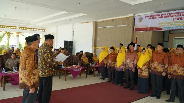 Sekda BS Lantik Pengurus PWRI Cabang BS