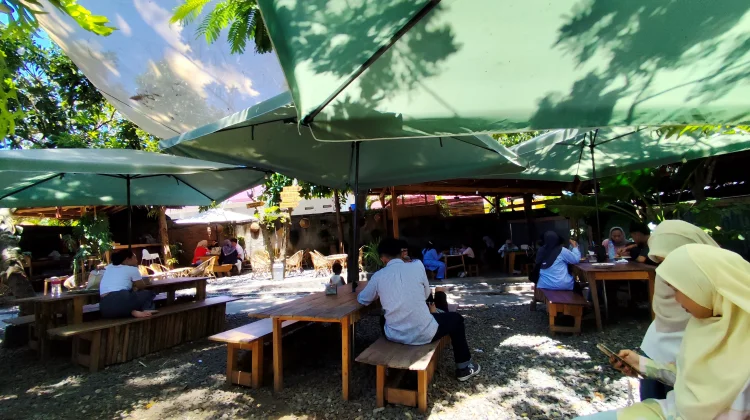 Jenuh Menu Rumahan, Resto di Kota Bengkulu Diserbu Pengunjung pada H+3 Lebaran