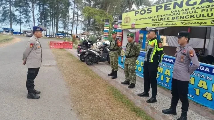 Babinsa Koramil Manna Aktif Pengamanan di Pos Mudik Lebaran