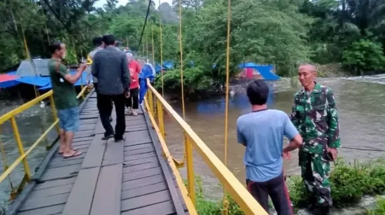Anggota Babinsa Manna Bantu Evakuasi Korban Tenggelam