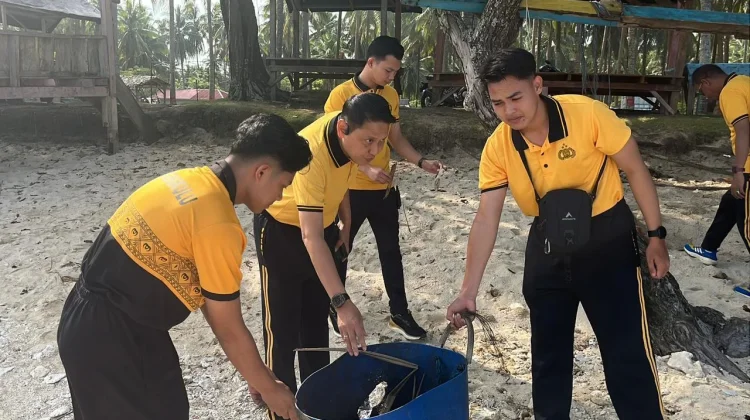 Polres Kaur Gencarkan Aksi ASRI di Kawasan Pantai Pengubaian