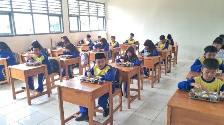 Pelajar MTsN 3 Kaur Senang Mendapat Program MBG  Pertama Kali