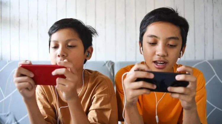 Mengatasi Ketergantungan Penggunaan Handphone pada Buah Hati