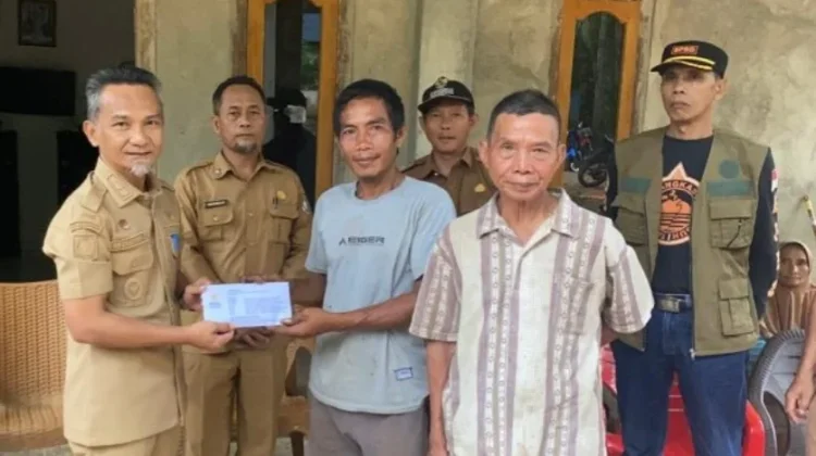 Wakil Bupati Salurkan Bantuan Kepada Korban Kebakarann