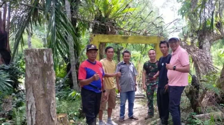 Danramil 408-05/Manna Pantau Progres Jembatan Gantung Garuda