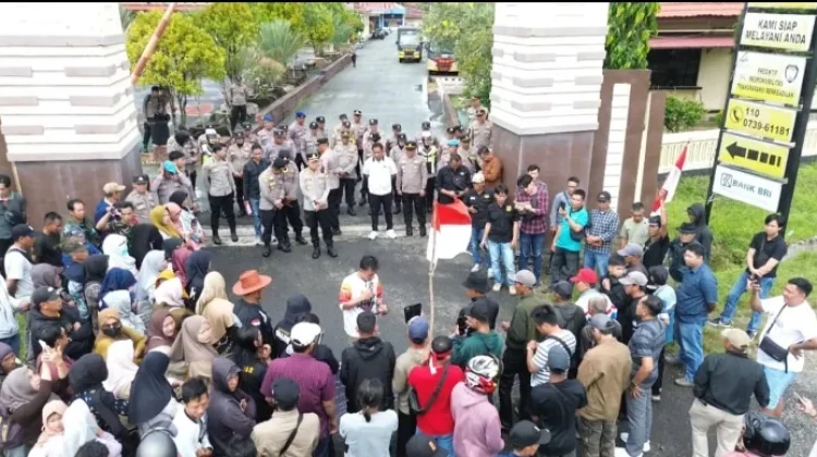 Aksi Unjuk Rasa Soroti Kasus Kekerasan Seksual Anak
