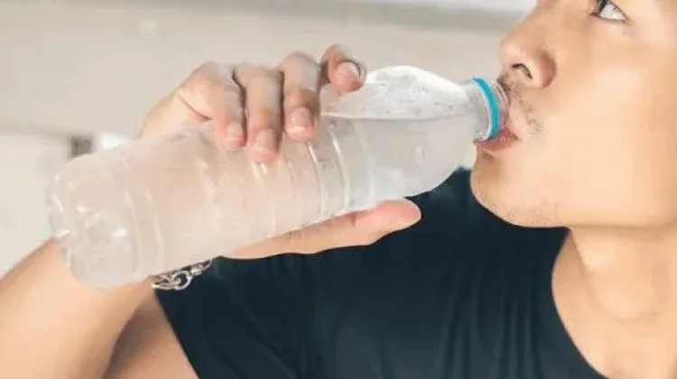 Kebiasaan Minum Air Dingin, Segar tapi Perlu Tahu Dampaknya