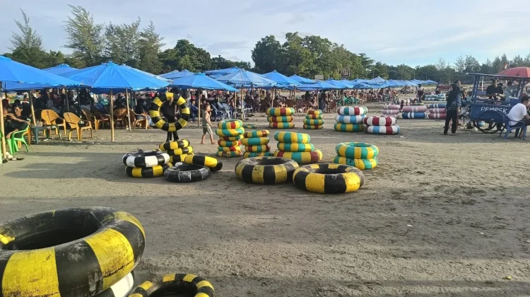 Usaha Sewa Ban di Pantai Zakat Menjanjikan, Tarif Terjangkau Jadi Daya Tarik