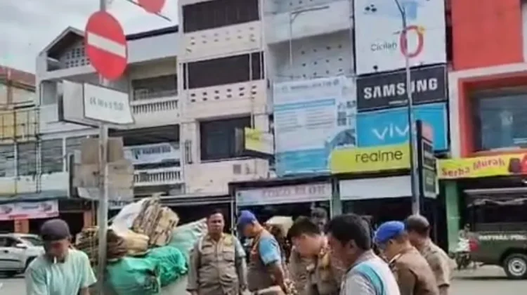 Satpol PP Kota Bengkulu Rutin Tertibkan PKL yang Berjualan di Badan Jalan