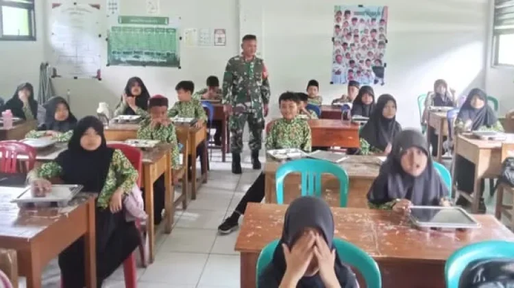 Babinsa Koramil Kaur Selatan Dampingi Penyaluran MBG