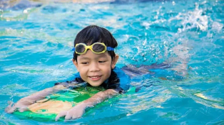 Serunya Belajar sejak Dini: Ini Manfaat Mengajari Anak Berenang