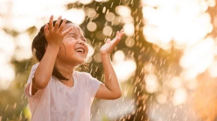 Bolehkah Anak-Anak Mandi Air Hujan? Ini Penjelasan yang Perlu Diketahui Orang Tua