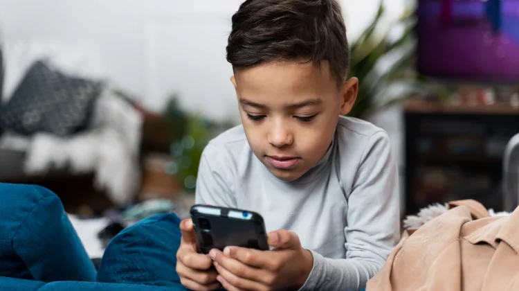 Cara Cerdas Atasi Anak Kecanduan Gadget