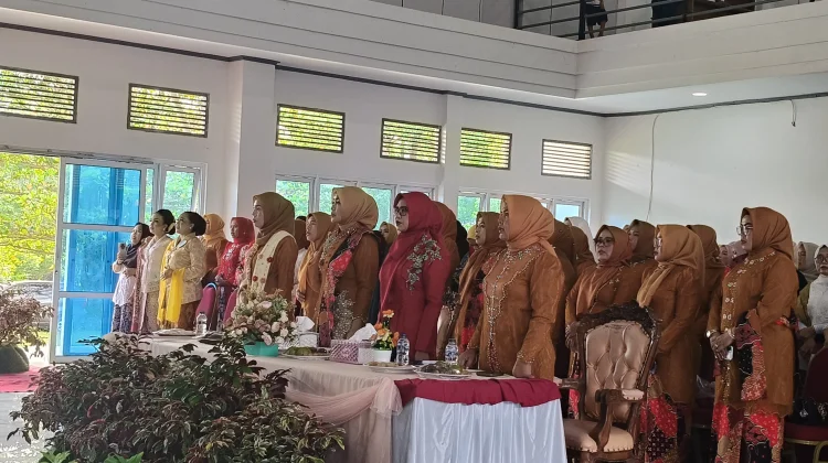 Peringatan Hari Kartini DWP Kaur Lomba Fashion Show