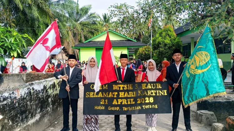 Ratusan Pelajar MTsN 3 Kaur Pawai Hari Kartini