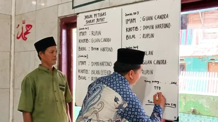 Bangun Tanggung Jawab Jamaah KUA Padang Guci Terapkan Sistem Petugas Jumat