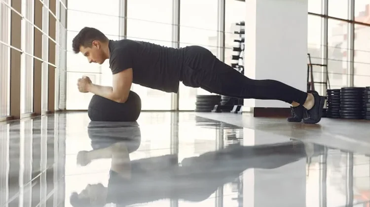 Memperkuat Otot Inti melalui Latihan Plank Secara Rutin dan Konsisten
