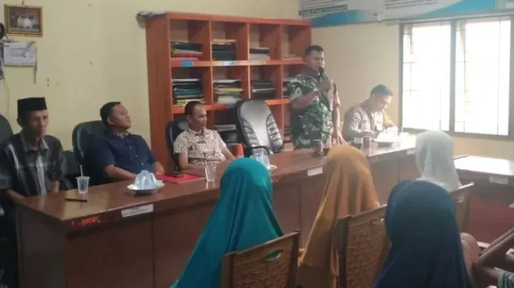 Danpos Koramil 408 Dampingi Penyaluran BLT