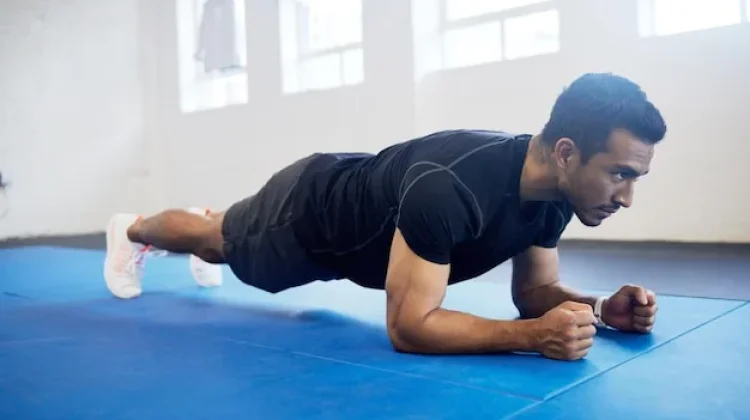 Hindari Kesalahan Umum saat Latihan Plank agar Hasil Menjadi Lebih Optimal