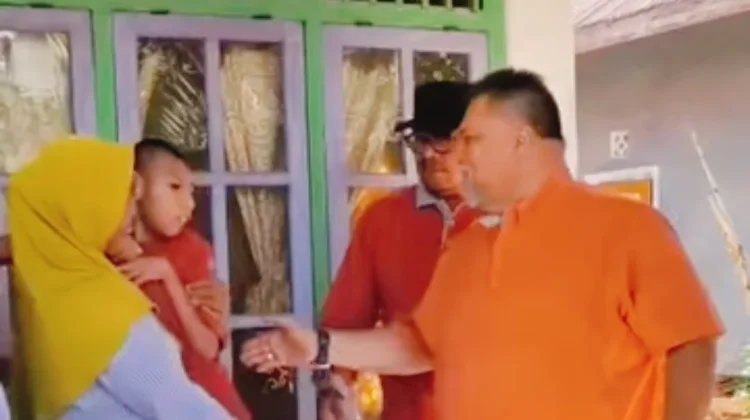 Bupati Bengkulu Selatan Serahkan Bantuan Kursi Roda Kepada Anak Disabilitas