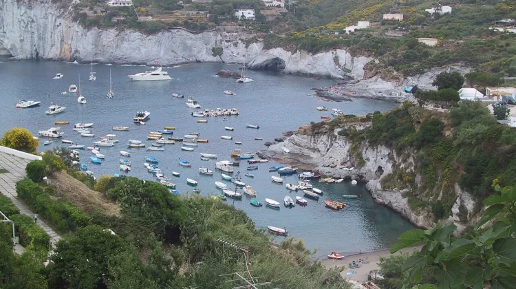 Ponza: Permata Tersembunyi Italia di Jantung Laut Tyrrhenian