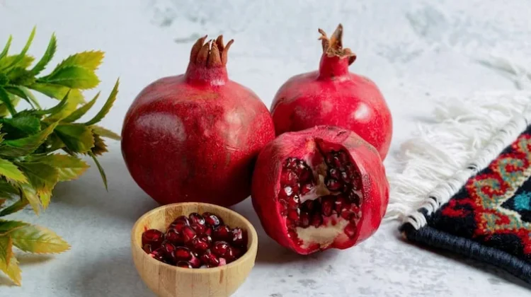 Kemewahan Buah Delima yang Menyimpan Ratusan Biji Berlapis Daging Merah