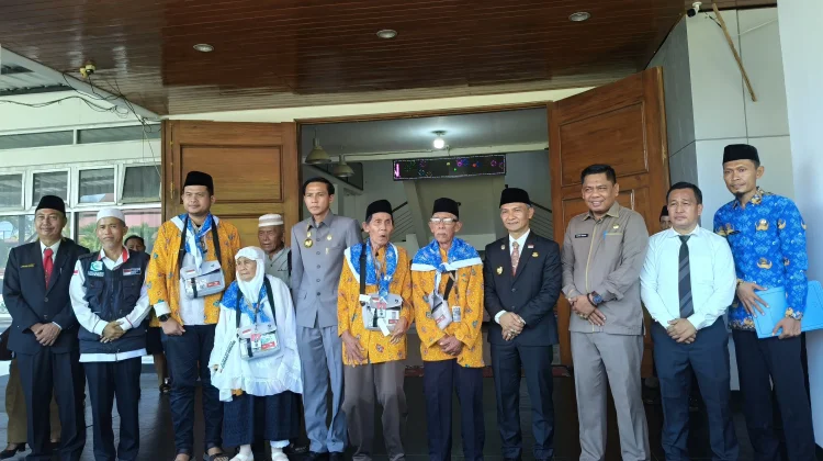 Bupati Kaur Melepas Keberangkatan Calon Jemaah Haji Kaur menuju Kota Bengkulu